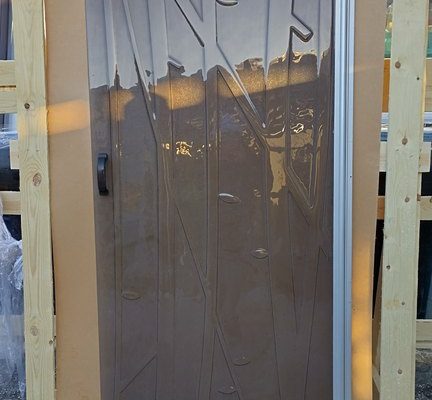 042 - 5mm Harmaa – Suihkuseinä, Puusto - 898 x 1935, kahva 955mm alhaalta - 300 €