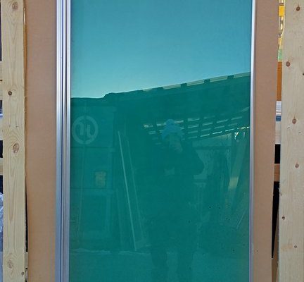 052 - 6mm Turkoosi, karkaistu – Suihkuseinä - 895 x 1955 - vedin o10, 980 alhaalta - 300 €