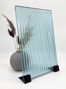 Artesaanilasi, geometrinen kuviointi, raitalasi, mallipala, sisustuslasi