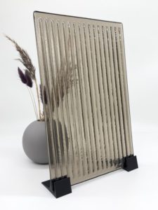 Artesaanilasi, geometrinen kuviointi, raitalasi, mallipala, sisustuslasi