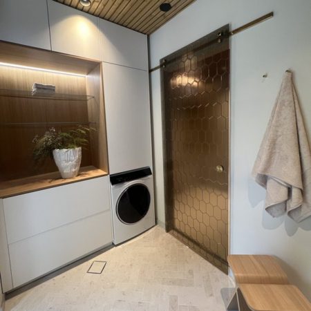 Artesaanilasinen lasiliukuovi-yläkantoinen-messinki kisko-pronssi kenno kuvio-Hietasaaren lyhty 1-asuntomessut oulu (1)