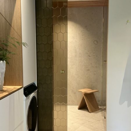 Artesaanilasinen lasiliukuovi-yläkantoinen-messinki kisko-pronssi kenno kuvio-Hietasaaren lyhty 1-asuntomessut oulu-2