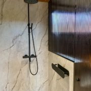 Artesaanilasinen saunan lasiseinä-pronssi raita-mustat viimeistelyt-mittatilaus-villa_satakielin-asuntomessut 2025 oulu