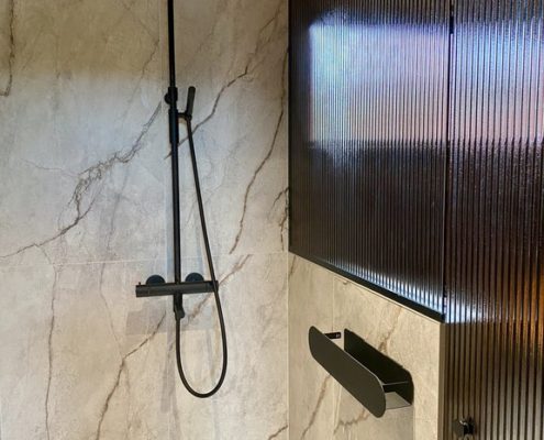 Artesaanilasinen saunan lasiseinä-pronssi raita-mustat viimeistelyt-mittatilaus-villa_satakielin-asuntomessut 2025 oulu