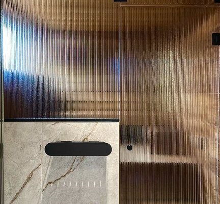 Artesaanilasinen saunan lasitus-pronssi raita-mustat viimeistelyt-mittatilaus-villa_satakielin-asuntomessut 2025 oulu-kuvaaja charlotta taskinen