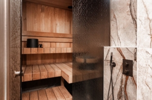 resort yöpyminen, suiten sisustus, saunan lasitus