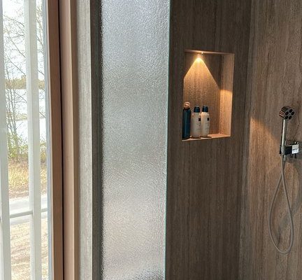 Artesaanilasinen suihkuseinä-väre-optiwhite-mittatilaus-essis by lasilinkki-villa aava-asuntomessut oulu 2025-valokuvaaja Charlotta Taskinen-2