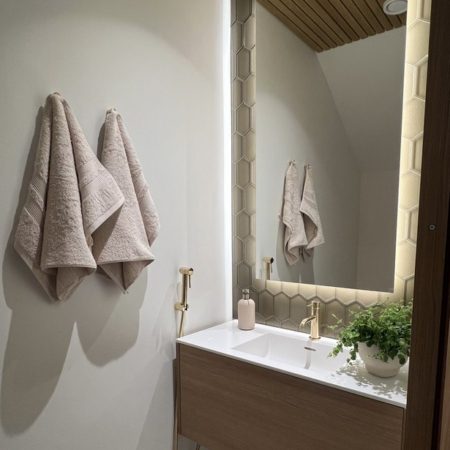 Artesaanilasinen taustalasi-lasiseinä-pronssi kenno kuvio--essis by lasilinkki-Hietasaaren lyhty 1-asuntomessut oulu 2025-2