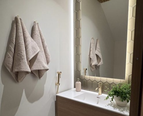 Artesaanilasinen taustalasi-lasiseinä-pronssi kenno kuvio--essis by lasilinkki-Hietasaaren lyhty 1-asuntomessut oulu 2025-2