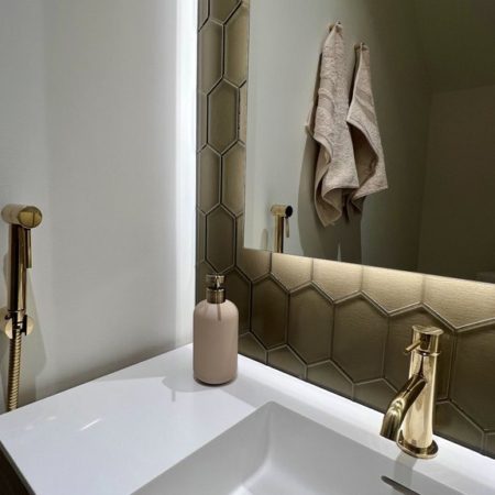 Artesaanilasinen taustalasi-lasiseinä-pronssi kenno kuvio--essis by lasilinkki-Hietasaaren lyhty 1-asuntomessut oulu 2025