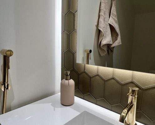 Artesaanilasinen taustalasi-lasiseinä-pronssi kenno kuvio--essis by lasilinkki-Hietasaaren lyhty 1-asuntomessut oulu 2025