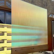 Artesaanilasinen tilanjakaja pyörillä -optiwhite kapea raita+blaze kalvo-messukappale-1600 Eur(ovh.2400eur)-1400mm pituus-korkeus 1530mm-leveys 600mm