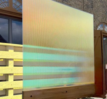 Artesaanilasinen tilanjakaja pyörillä -optiwhite kapea raita+blaze kalvo-messukappale-1600 Eur(ovh.2400eur)-1400mm pituus-korkeus 1530mm-leveys 600mm