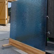 Artesaanilasinen tilanjakaja pyörillä -sininen aalto-messukappale-1200 Eur(ovh.1800eur)-1400mm pituus-korkeus 1530mm-leveys 600mm