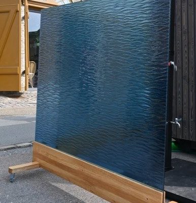 Artesaanilasinen tilanjakaja pyörillä -sininen aalto-messukappale-1200 Eur(ovh.1800eur)-1400mm pituus-korkeus 1530mm-leveys 600mm