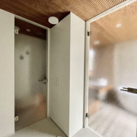 Artesaanilasiovet-väre-optiwhite-mittatilaus-essis by lasilinkki-villa aava-asuntomessut oulu 2025