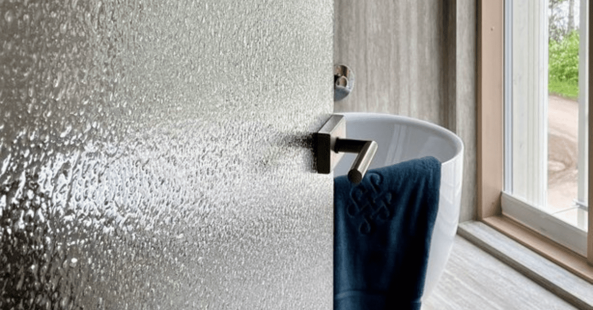 Artesaanilasiovi-lähikuva-väre-optiwhite-mittatilaus-essis by lasilinkki-villa aava-asuntomessut oulu 2025