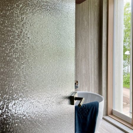 Artesaanilasiovi-väre-optiwhite-mittatilaus-essis by lasilinkki-villa aava-asuntomessut oulu 2025