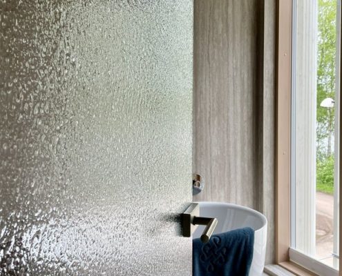 Artesaanilasiovi-väre-optiwhite-mittatilaus-essis by lasilinkki-villa aava-asuntomessut oulu 2025