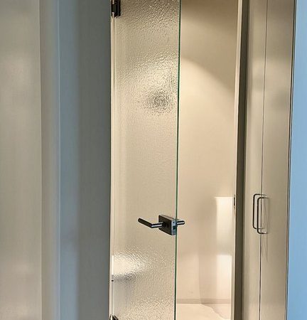 Artesaanilasiovi-väre-optiwhite-mittatilaus-essis by lasilinkki-villa aava-asuntomessut oulu 2025-valokuvaaja Charlotta Taskinen-3