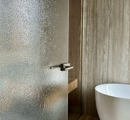 Artesaanilasiovi-väre-optiwhite-mittatilaus-essis by lasilinkki-villa aava-asuntomessut oulu 2025-valokuvaaja Charlotta Taskinen