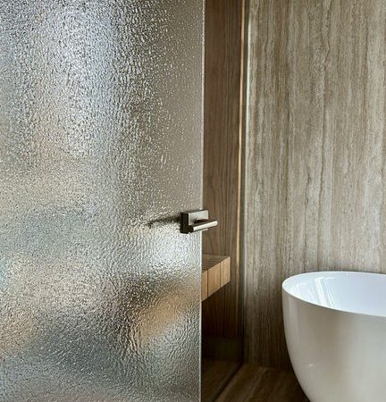 Artesaanilasiovi-väre-optiwhite-mittatilaus-essis by lasilinkki-villa aava-asuntomessut oulu 2025-valokuvaaja Charlotta Taskinen