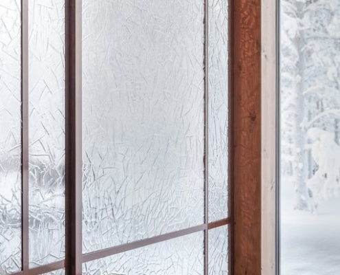 Artesaanilasiseinä-lasipariovilla-jää kuvio-optiwhite-maalatut profiilit-wilderness hotel saariseilkä (10)