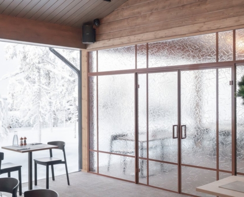 Artesaanilasiseinä-lasipariovilla-jää kuvio-optiwhite-maalatut profiilit-wilderness hotel saariseilkä (11)