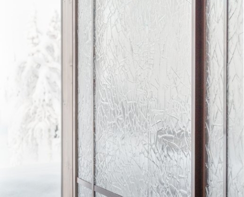 Artesaanilasiseinä-lasipariovilla-jää kuvio-optiwhite-maalatut profiilit-wilderness hotel saariseilkä (12)