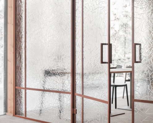 Artesaanilasiseinä-lasipariovilla-jää kuvio-optiwhite-maalatut profiilit-wilderness hotel saariseilkä (13)