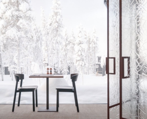 Artesaanilasiseinä-lasipariovilla-jää kuvio-optiwhite-maalatut profiilit-wilderness hotel saariseilkä (15)