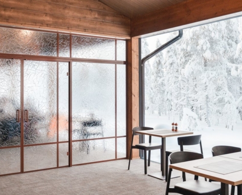 Artesaanilasiseinä-lasipariovilla-jää kuvio-optiwhite-maalatut profiilit-wilderness hotel saariseilkä (16)