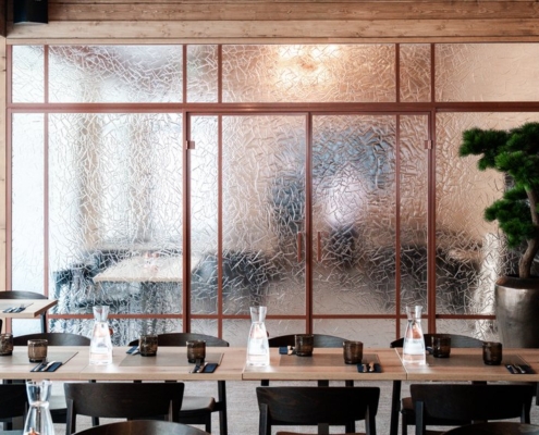 Artesaanilasiseinä-lasipariovilla-jää kuvio-optiwhite-maalatut profiilit-wilderness hotel saariseilkä (3)