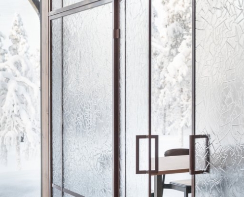 Artesaanilasiseinä-lasipariovilla-jää kuvio-optiwhite-maalatut profiilit-wilderness hotel saariseilkä (4)