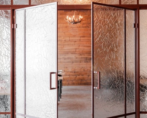 Artesaanilasiseinä-lasipariovilla-jää kuvio-optiwhite-maalatut profiilit-wilderness hotel saariseilkä (6)