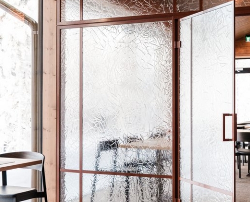 Artesaanilasiseinä-lasipariovilla-jää kuvio-optiwhite-maalatut profiilit-wilderness hotel saariseilkä (7)