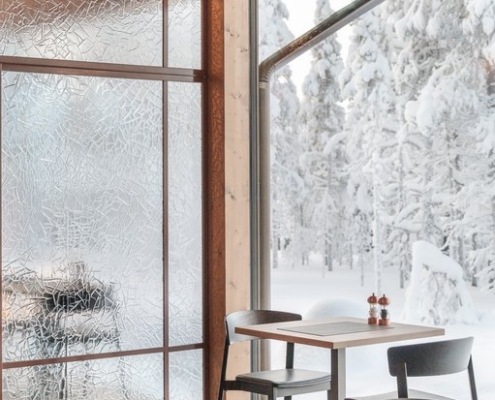 Artesaanilasiseinä-lasipariovilla-jää kuvio-optiwhite-maalatut profiilit-wilderness hotel saariseilkä (8)