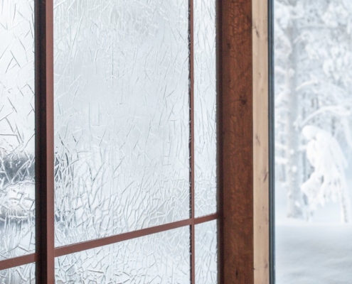 Artesaanilasiseinä-lasipariovilla-jää kuvio-optiwhite-maalatut profiilit-wilderness hotel saariseilkä (9)