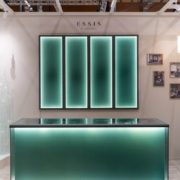 Artesaanilasiset tilaratkaisut-palvelutiski-vastaanottotiski-valaistu artesaanilasitus hiekka-valaistu artesaanilasiseinä kathedral (1)