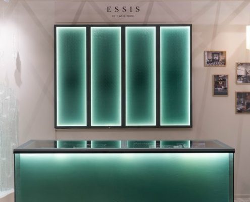 Artesaanilasiset tilaratkaisut-palvelutiski-vastaanottotiski-valaistu artesaanilasitus hiekka-valaistu artesaanilasiseinä kathedral (1)