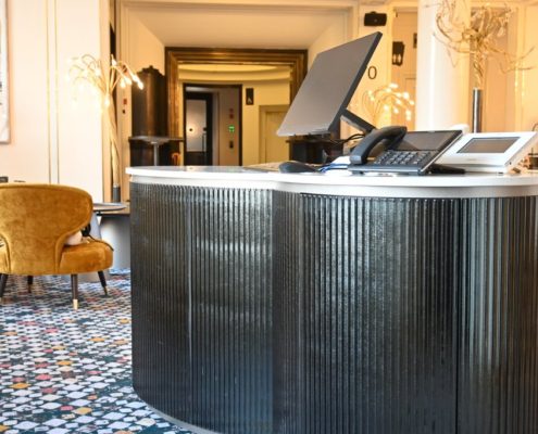 Artisan striped glass-grey with silver film-bended glass for the reception desk-meeting area-grand hansa hotel helsinki (5)