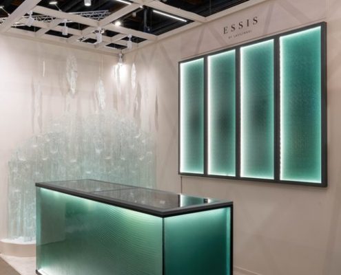 Valaistu palvelutiski ja artesaanilasiseinä-vihreä kathedral ja hiekka-habitare 2025