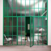 artesaanilasiseinä-vihreällä metallikehikolla-optiwhite aamukaste