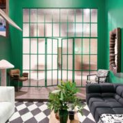 Artesaanilasiseinä pariovilla