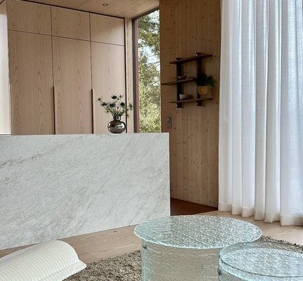 Flow lasipöytäsarja-artesaanilasit-essis collection-asuntomessut oulu 2025-hietasaaren veisto-kuvaaja charlotta taskinen-5