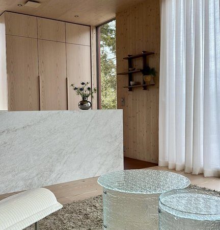 Flow lasipöytäsarja-artesaanilasit-essis collection-asuntomessut oulu 2025-hietasaaren veisto-kuvaaja charlotta taskinen-5