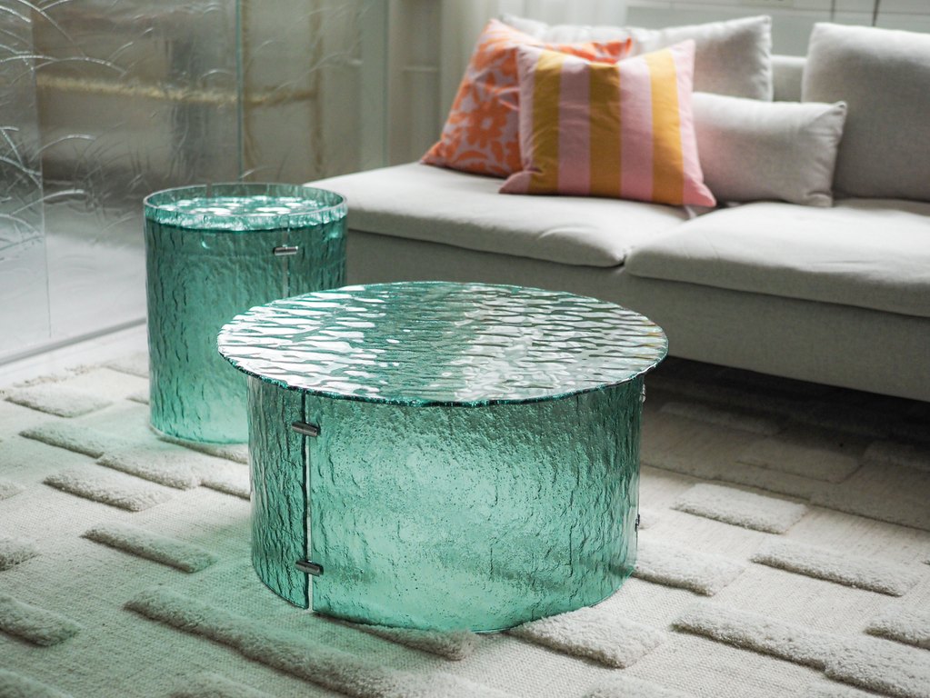 Flow lasipöytäsarja-valokuvaaja Emma Jämsen Flow lasipöytä, pyöreä pöytä, orgaaninen, eläväinen lasipinta