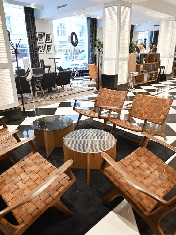 valaistu palvelutiski ja lasiseinä-artesaanilasi valaistu palvelutiski ja lasiseinä-artesaanilasi