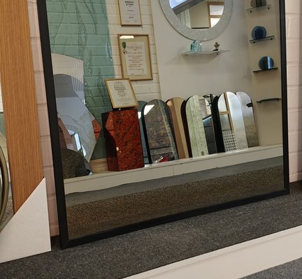 Musta alumiinikehyspronssipeili - 890 x 910 mm - 80€