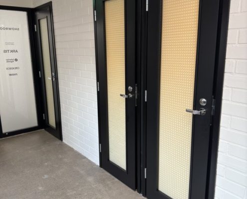 Artesaanilasit wc-oviin-ruutukuviointi-tasutalla filmi-helsinki showroom